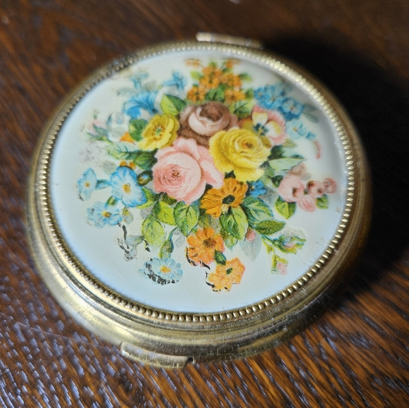 Vintage Floral and Gold Tone Compact. - Picture 3 of 9
